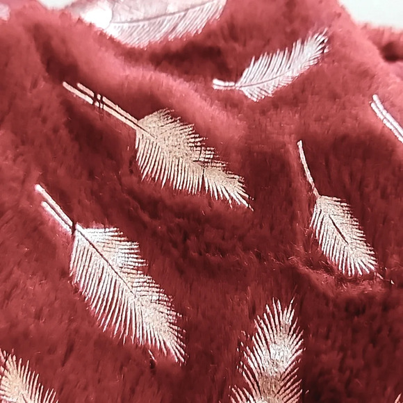 ⭐️3/ $30⭐️ Luxuriously Plush Infinity Scarf Burgundy Silver Feathers Super Soft - Picture 4 of 8